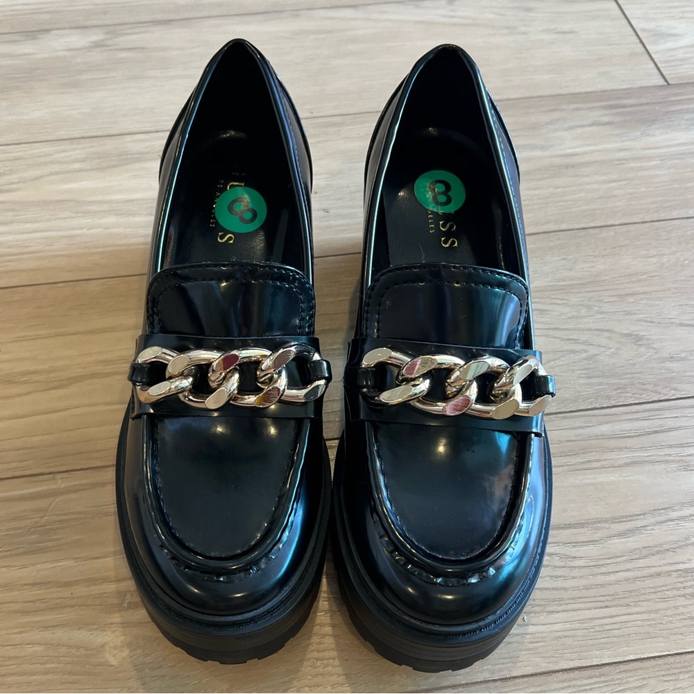 Size 8 Guess platform loafers